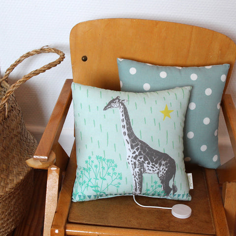 Barnabé aime le café Musical Pillow - Giraffe